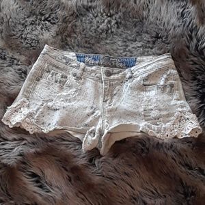 Adorable distressed shorts~